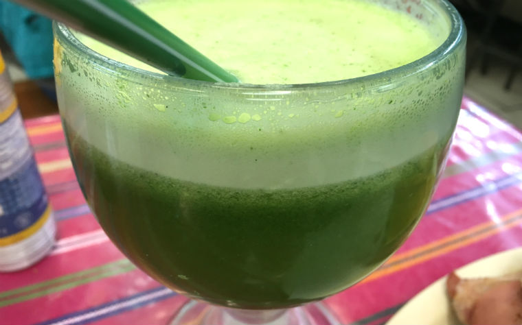 agua de alfalfa(アルファルファのジュース)