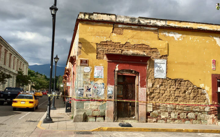 メキシコ・オアハア市地震で崩れるおそれのある建物