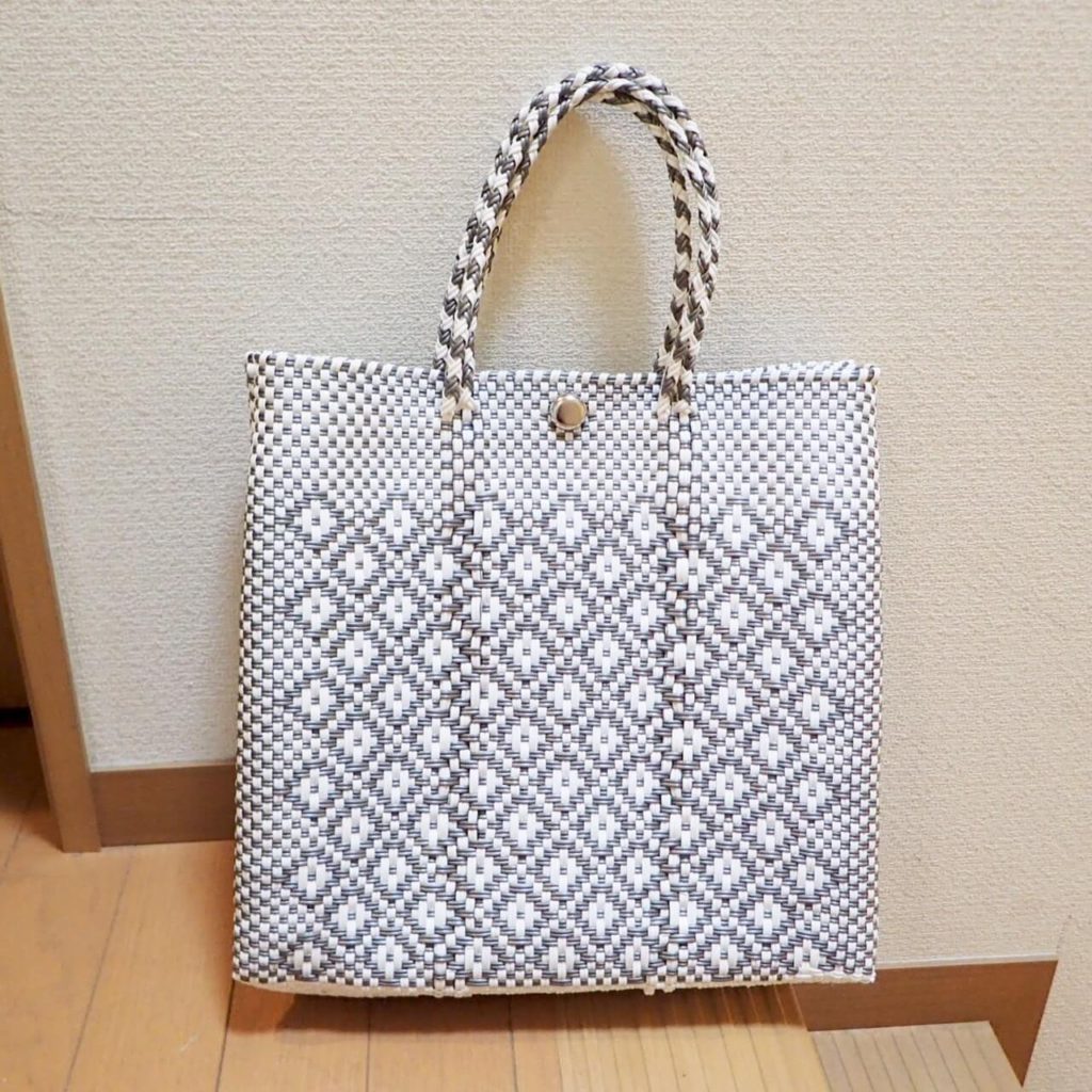 シルバーと白のメルカドバッグ