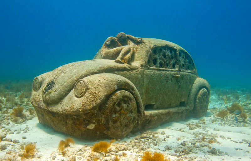 MUSA（海底博物館）の車の像