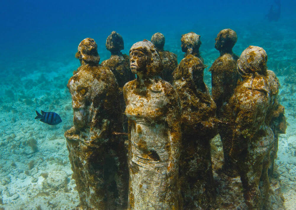 MUSA（海底博物館）の人の像