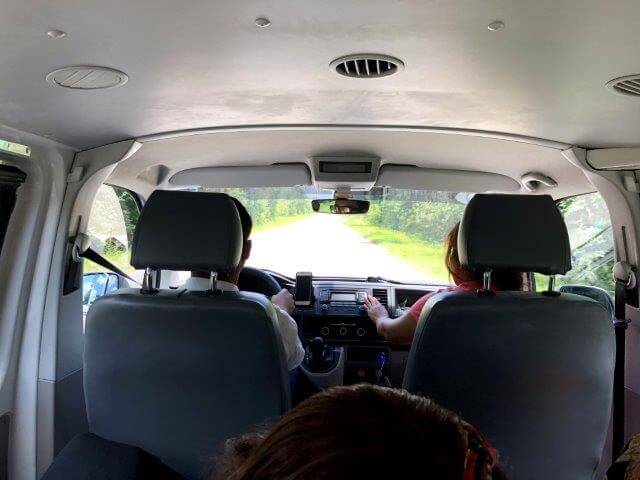 ピンクレイク行きのツアーの車