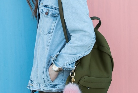 女の子の持つバッグ