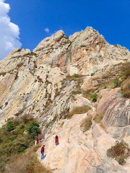 ペニャ・デ・ベルナル山で登山