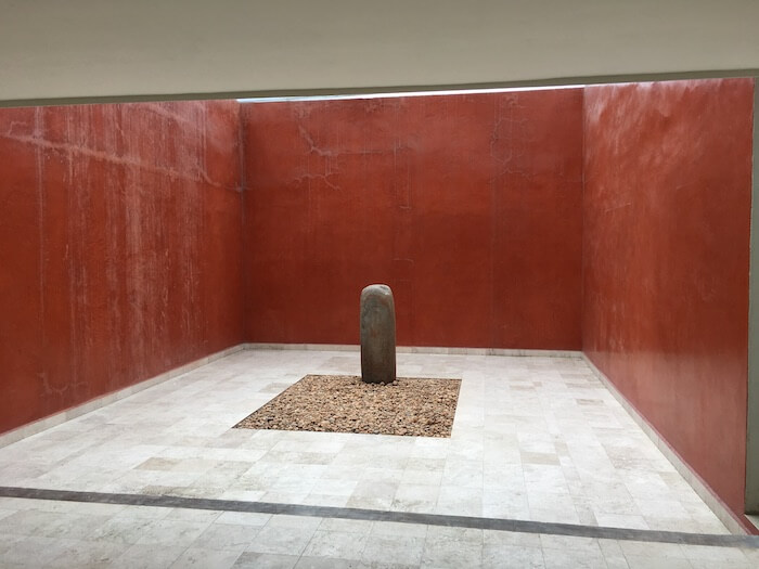 テオティワカン遺跡の壁画博物館の庭