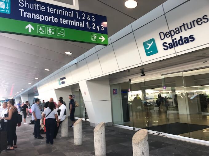 カンクンの空港エントランス